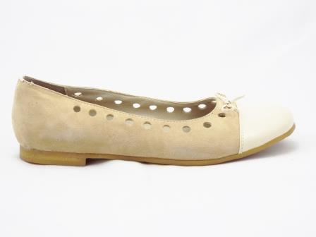 Balerini dama bej din piele naturala antilopa si piele lacuita, cu model din perforatii si accesoriu tip fundita. biashoes.ro imagine reduceri